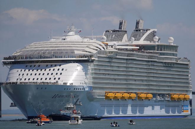 Dünyanın en büyük gemisi ´Harmony of the Seas´ denizlere açıldı