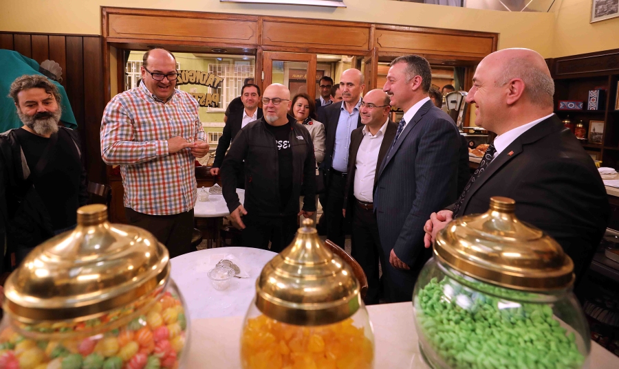 Büyükakın, “Seksenler” dizisinin setine  konuk oldu