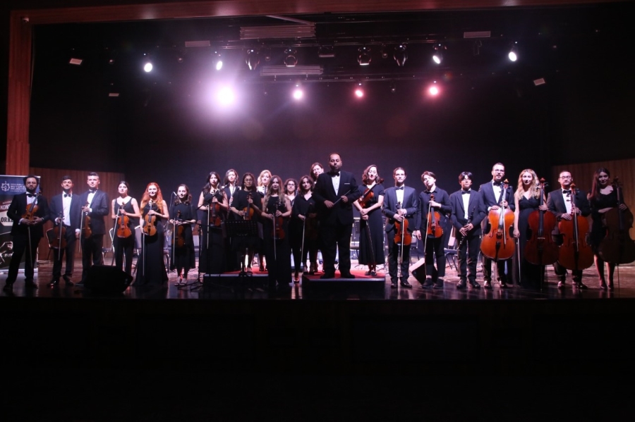 Engin Şen şefliğindeki Büyükşehir Oda Orkestrası’nın ilk konserinde salonu tamamen dolduran klasik müzik severler, dakikalarca ayakta alkışladı
