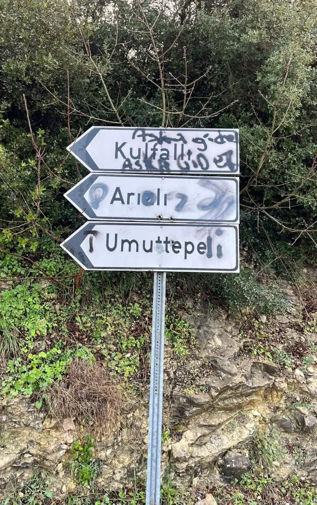 Büyükşehir, yıpranan yön ve trafik levhalarını yeniliyor   