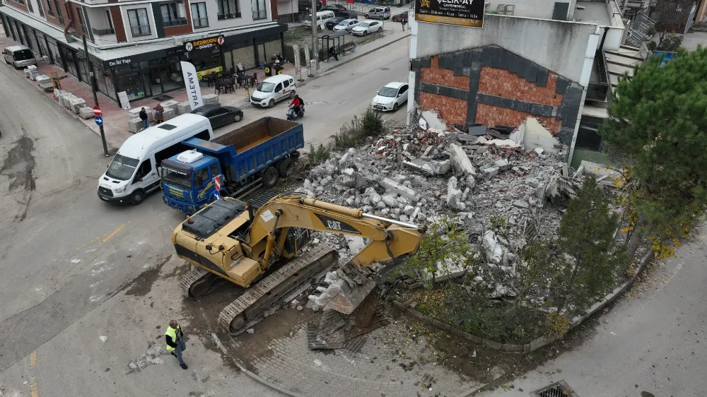 Yeşilova’ya nefes aldıracak proje için yıkıma başlandı