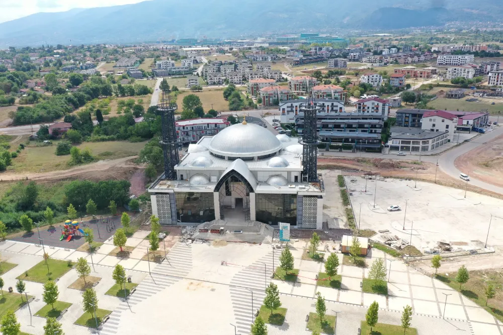 Kartepe Kent Meydanı Camii’nde hummalı çalışma  