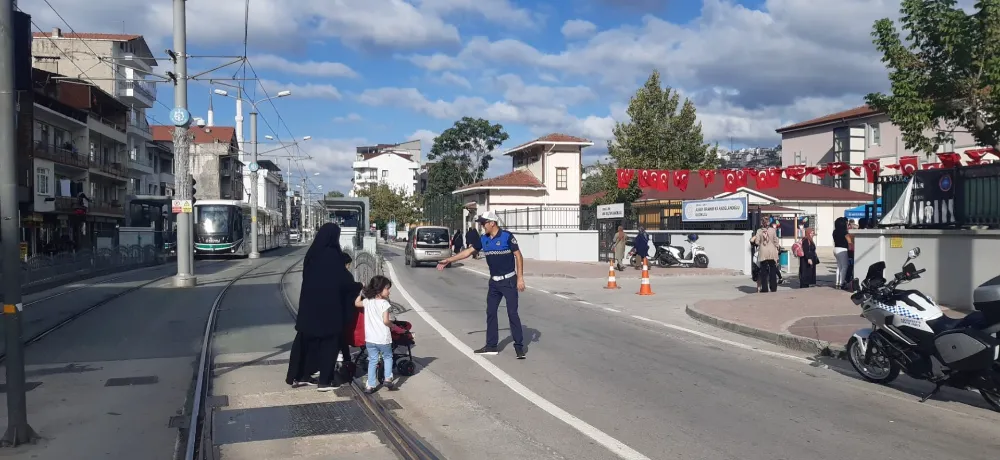 BÜYÜKŞEHİR ZABITASI GÖREVDE OKUL ÖNLERİ GÜVENDE