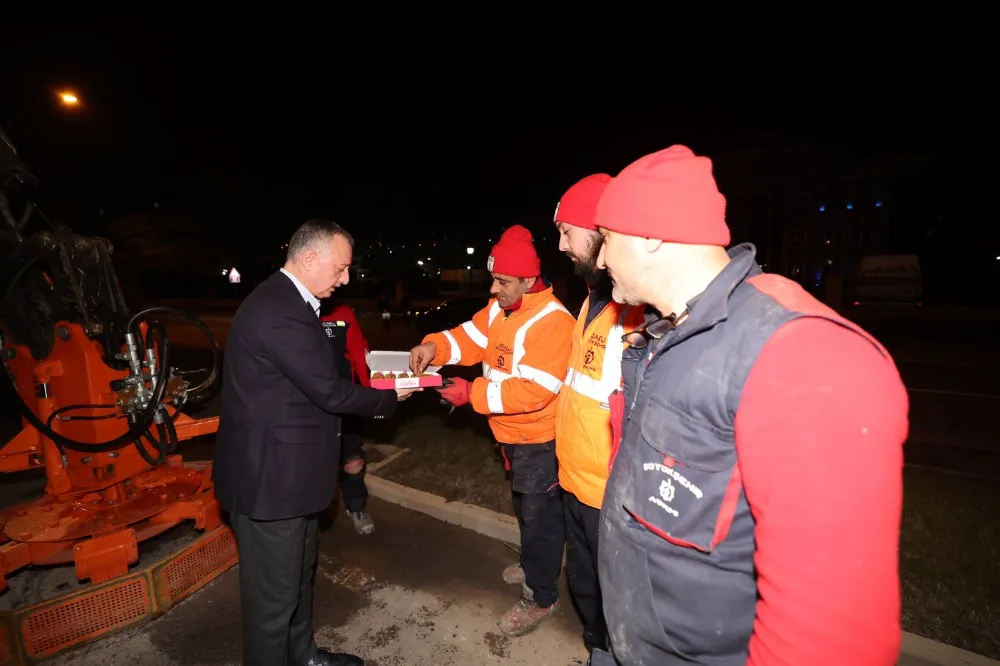 Büyükşehir’de yeni yıl gecesi de  yol bakım hizmeti devam etti