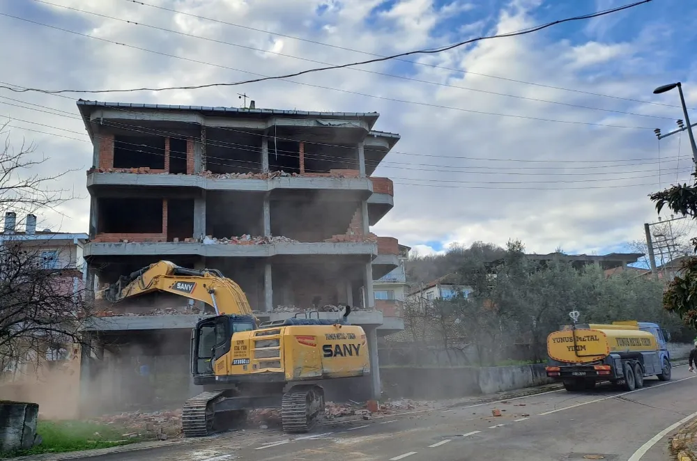 GÖLCÜK DEPREME DAYANIKSIZ BİNALARDAN ARINDIRILIYOR