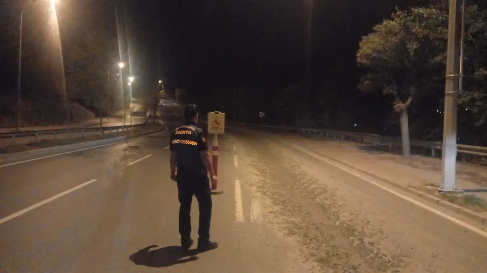 Büyükşehir Zabıtası çevreyi kirletenlere göz açtırmıyor; Yola beton döken firma cezadan kurtulamadı
