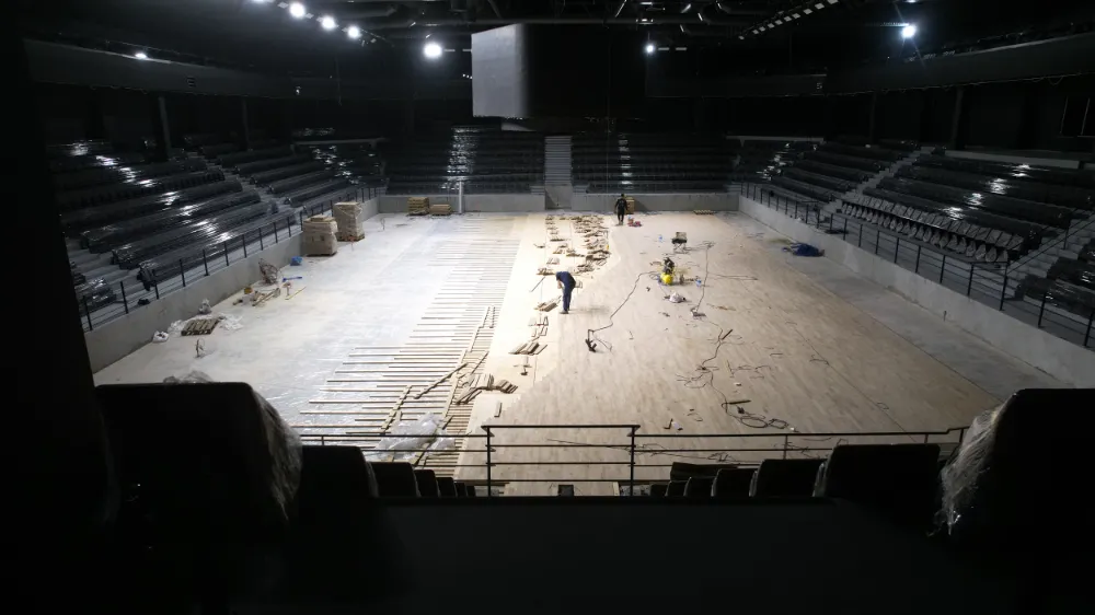 Kapalı Spor Salonu ve Sporcu Fabrikası’nda parke montajı