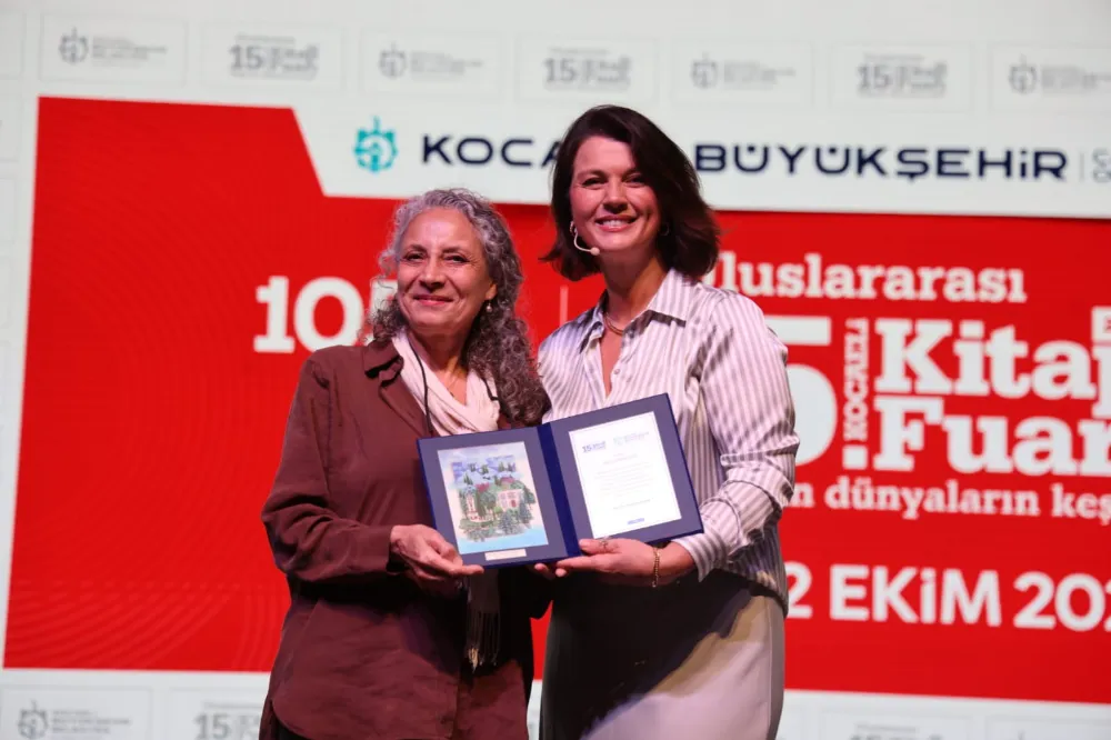 15. Kocaeli Kitap Fuarı’nda yazarlar geçidi devam ediyor;  Açelya Akkoyun, kadın olmanın gücünü anlattı