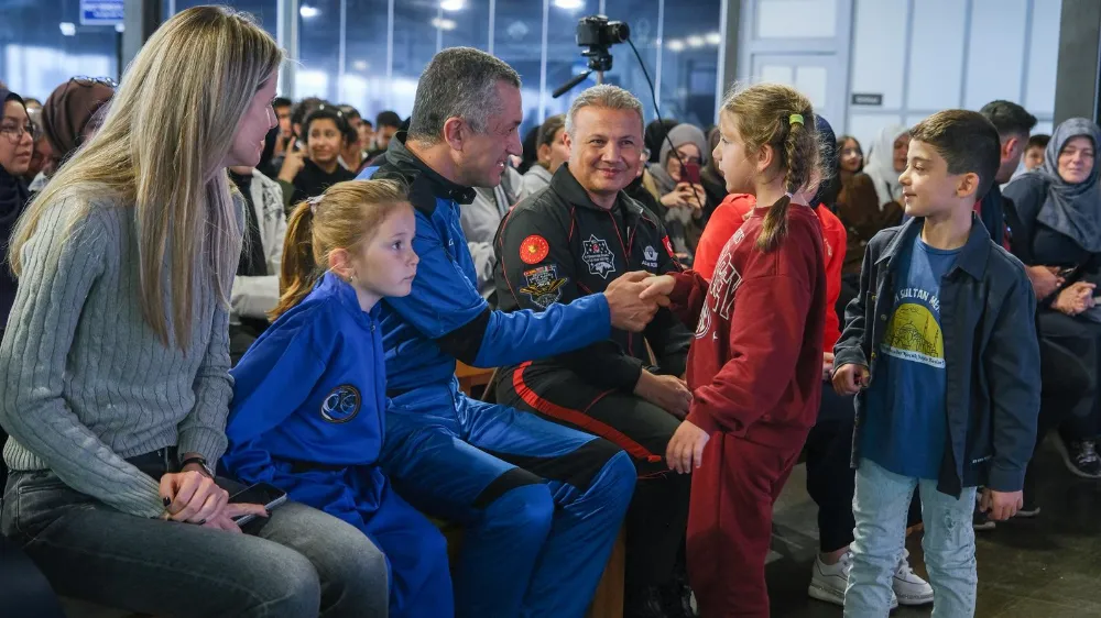 Kocaeli Bilim Merkezi önemli bir etkinliğe ev sahipliği yaptı;  Gençler, Alper Gezeravcı ile buluştu