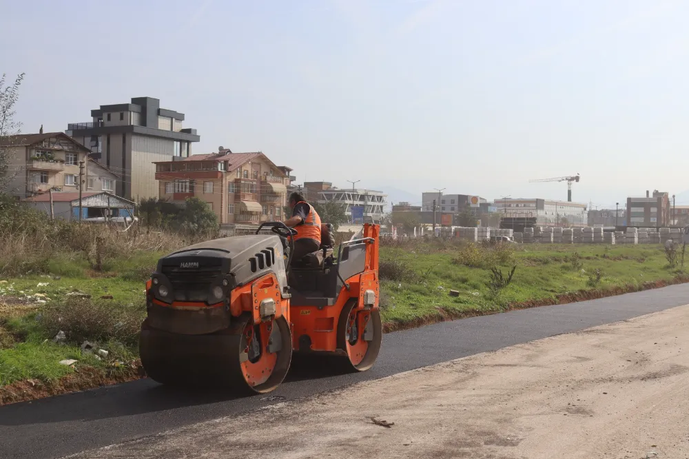 İzmit Belediyesi Yenişehir Mahallesi’nde yolları yeniliyor