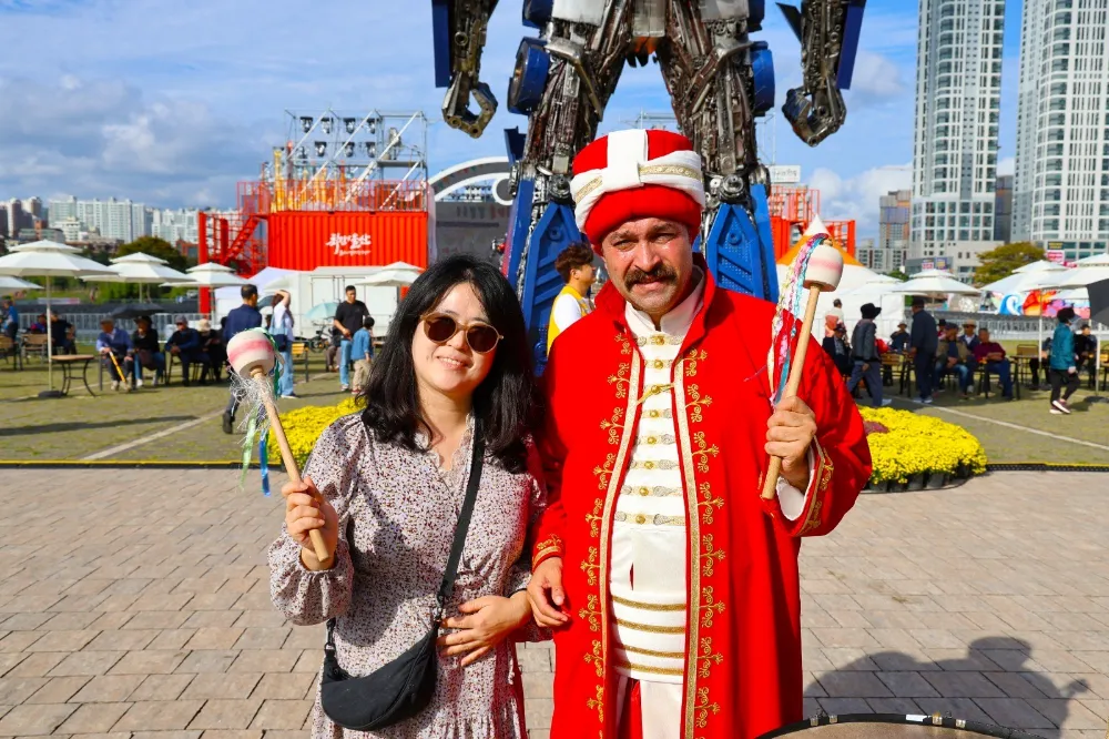 Depremde Türkiye’ye yardım gönderen Bayan Jeong Eun Ju;  