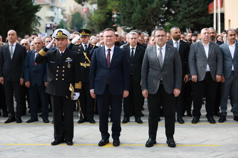 Derince’de 102. Yıl Gururu  Çelenk Töreniyle Taçlandı