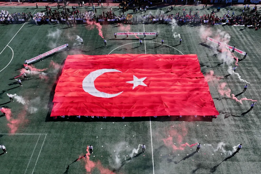 Cumhuriyet Sevgisi Derince’yi Sardı