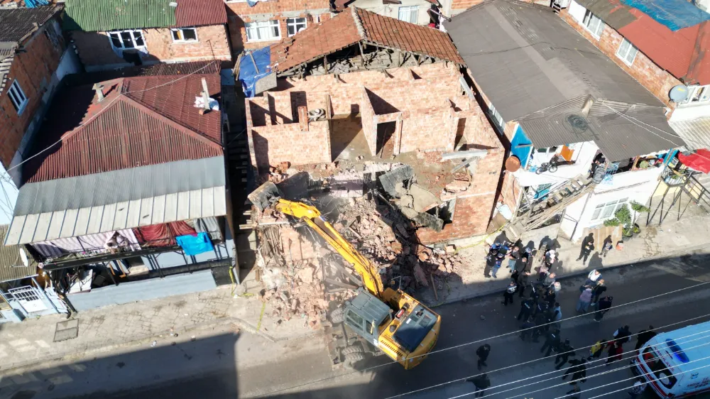 İzmit Belediyesinden kaçak yapı yıkımı