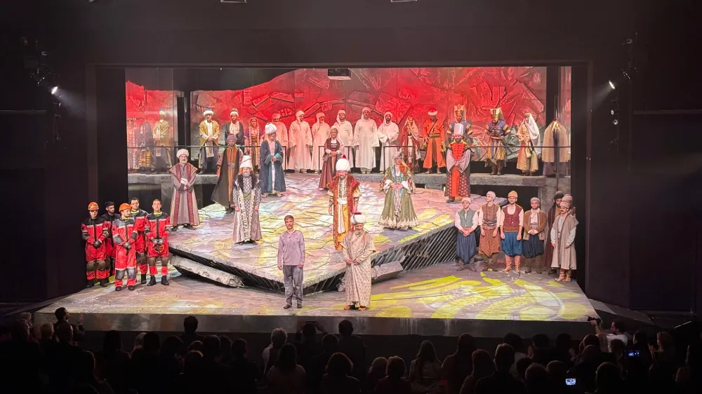 Şehir Tiyatroları, “Sinan” adlı oyunun prömiyerini yaptı; Taşta, gölgede, rüzgârda Sinan’ın imzası var