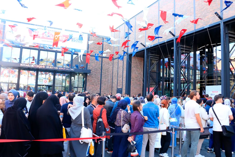 Yazarlar, kitaplarını okurlarının yoğun ilgisiyle imzalıyor;  Bu kuyrukta imza mutluluğu var
