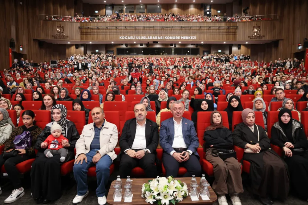 Vatandaşlar salona sığmadı, söyleşiyi koridorlarda ve yağmur altında takip etti;     Develi: Gazze’yi unutursak, Allah hesabını sorar!