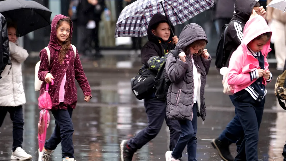 Kitap sevgisi o şarkıyı hatırlattı; “Dışarıda yağmur var aldırmıyorum”