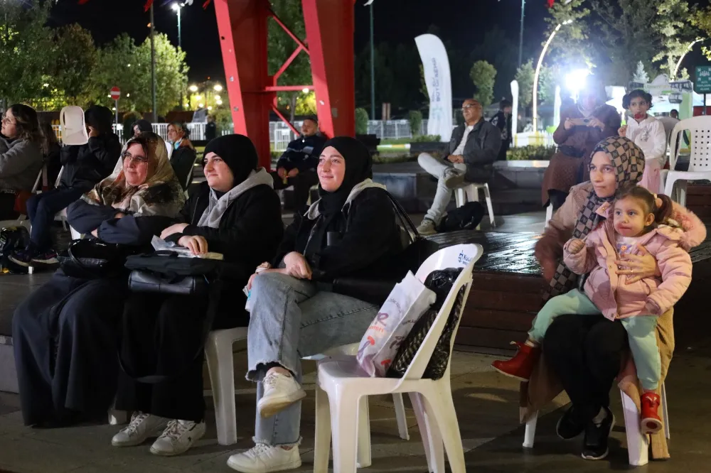 Kitap Fuarı’nda sinema keyfi sürüyor