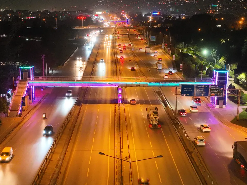 Kocaeli Bilişim Fuarı’nın renkleri üst geçitlerde