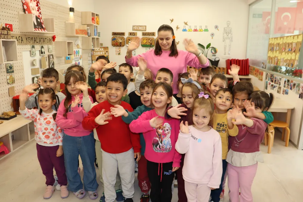 Çınar Çocuk Evleri öğrencilerinin eserleri belediyede, mutlulukları ekrana yansıdı