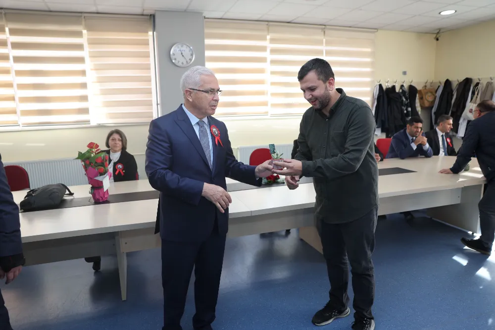 DARICA BELEDİYESİ, ÖĞRETMENLER GÜNÜNÜ ÇİÇEKLERLE KUTLADI