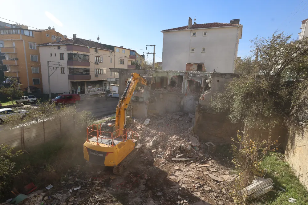 Çayırova’da metruk binalar yıkılıyor