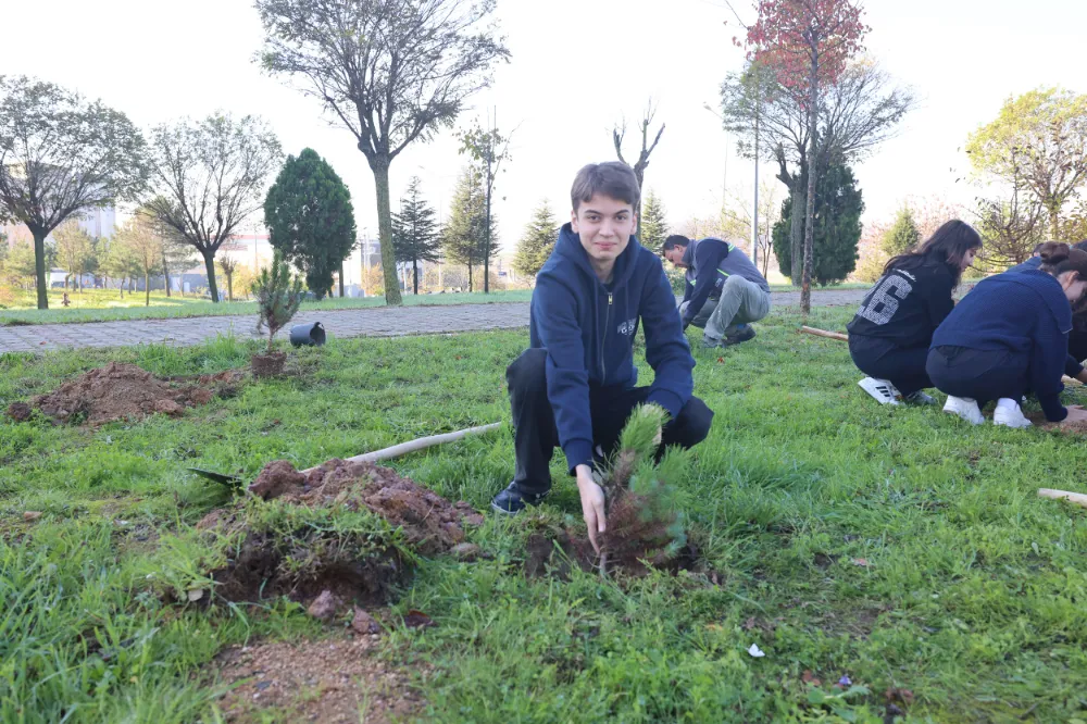  Çayırovalı öğrenciler, fidanları toprakla buluşturdu