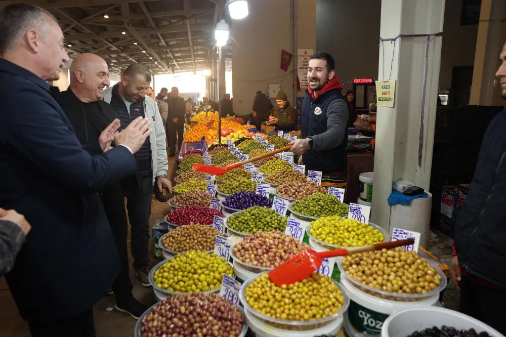 BAŞKANLAR PERŞEMBE PAZARI’NDA ESNAFLA BULUŞTU