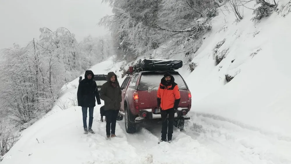 Karda mahsur kalanları Büyükşehir kurtardı