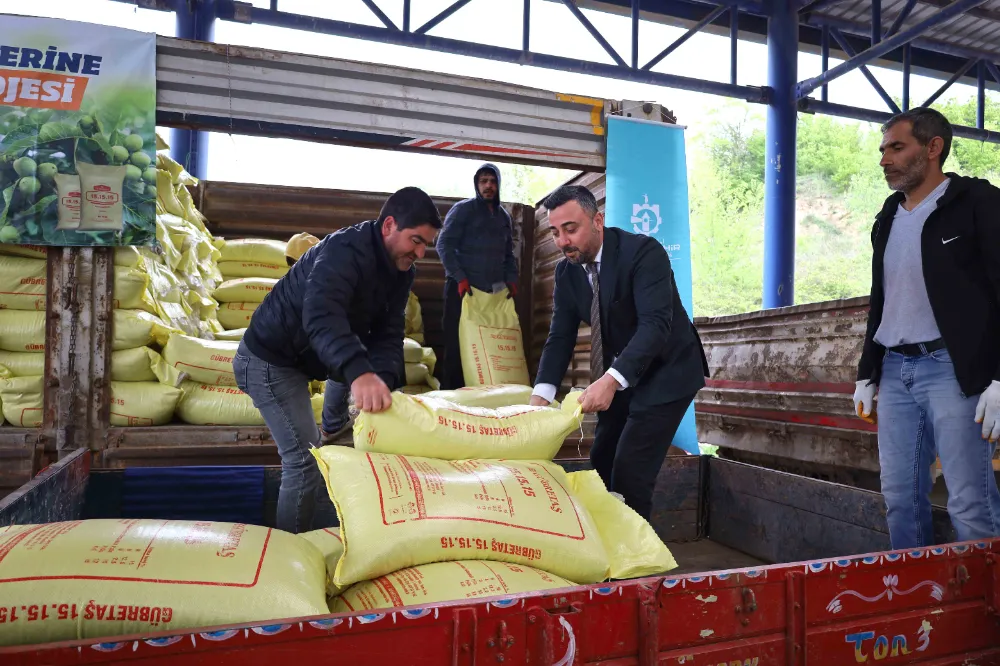 Büyükşehir’den 1.785 üreticiye 500 ton gübre desteği