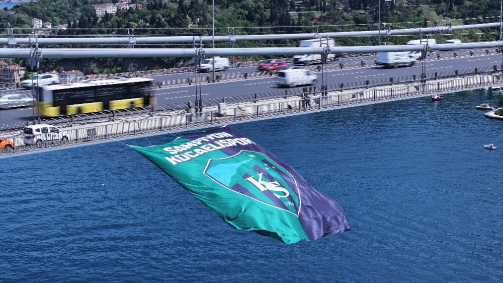 Şanlı Kocaelispor Bayrağı, İstanbul Boğazı’nda Büyükakın, tarihi anı canlı yayınladı