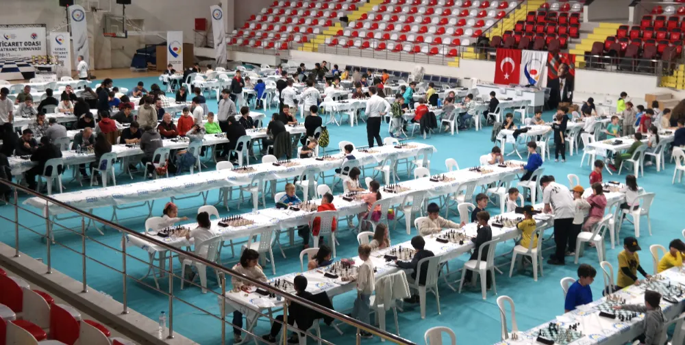 GEBZE’DE GENÇLER SATRANÇTA BULUŞTU