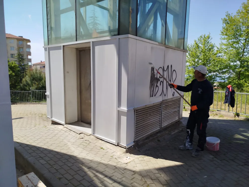 Gölcük’teki üst geçitler elden geçiriliyor