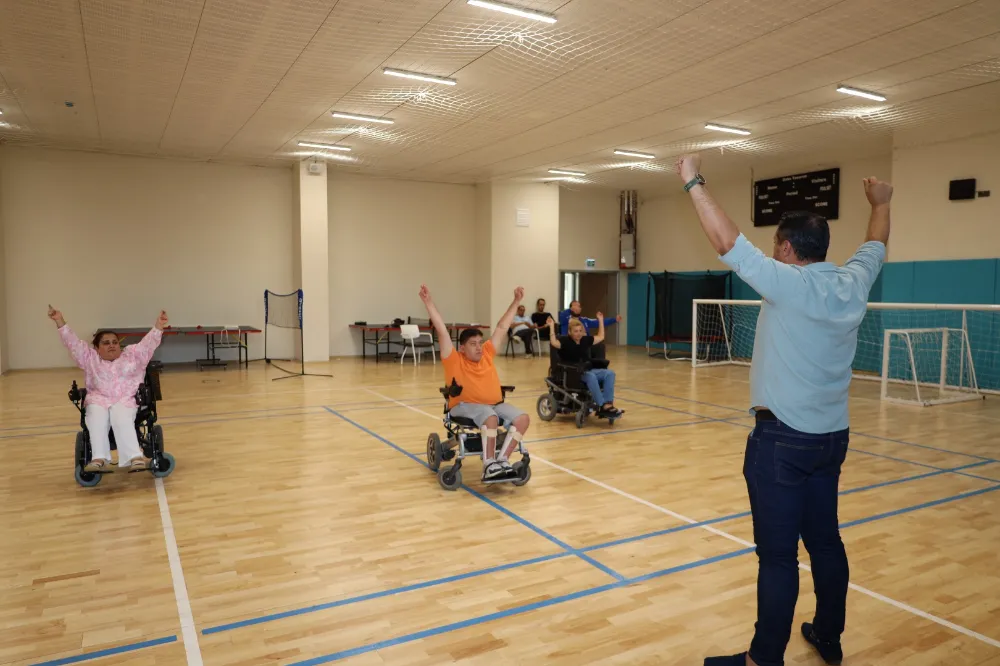 Büyükşehir’in Gonca’sından Türkiye’de bir ilk daha;  Tekerlekli sandalyeli zeybek ekibi sahneye çıkıyor