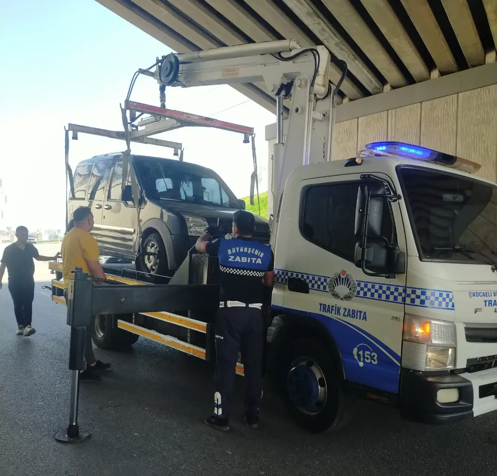 Büyükşehir Zabıtası’ndan yolda kalan aileye destek eli;  Tedavi yolunda yalnız bırakmadılar