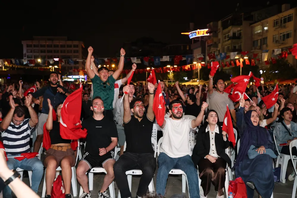 Kent Meydanı, 12 Dev Adam