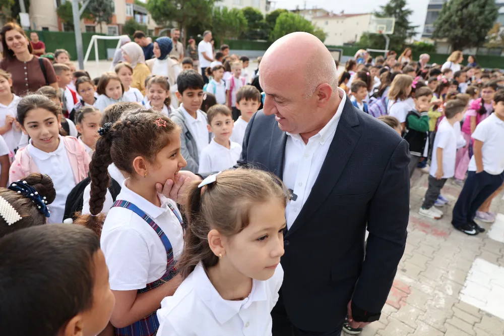 OKULUN İLK GÜNÜ BAYRAK TÖRENİNE KATILAN BAŞKAN MUZAFFER BIYIK, ÖĞRENCİLERLE İSTİKLAL MARŞINI OKUDU!